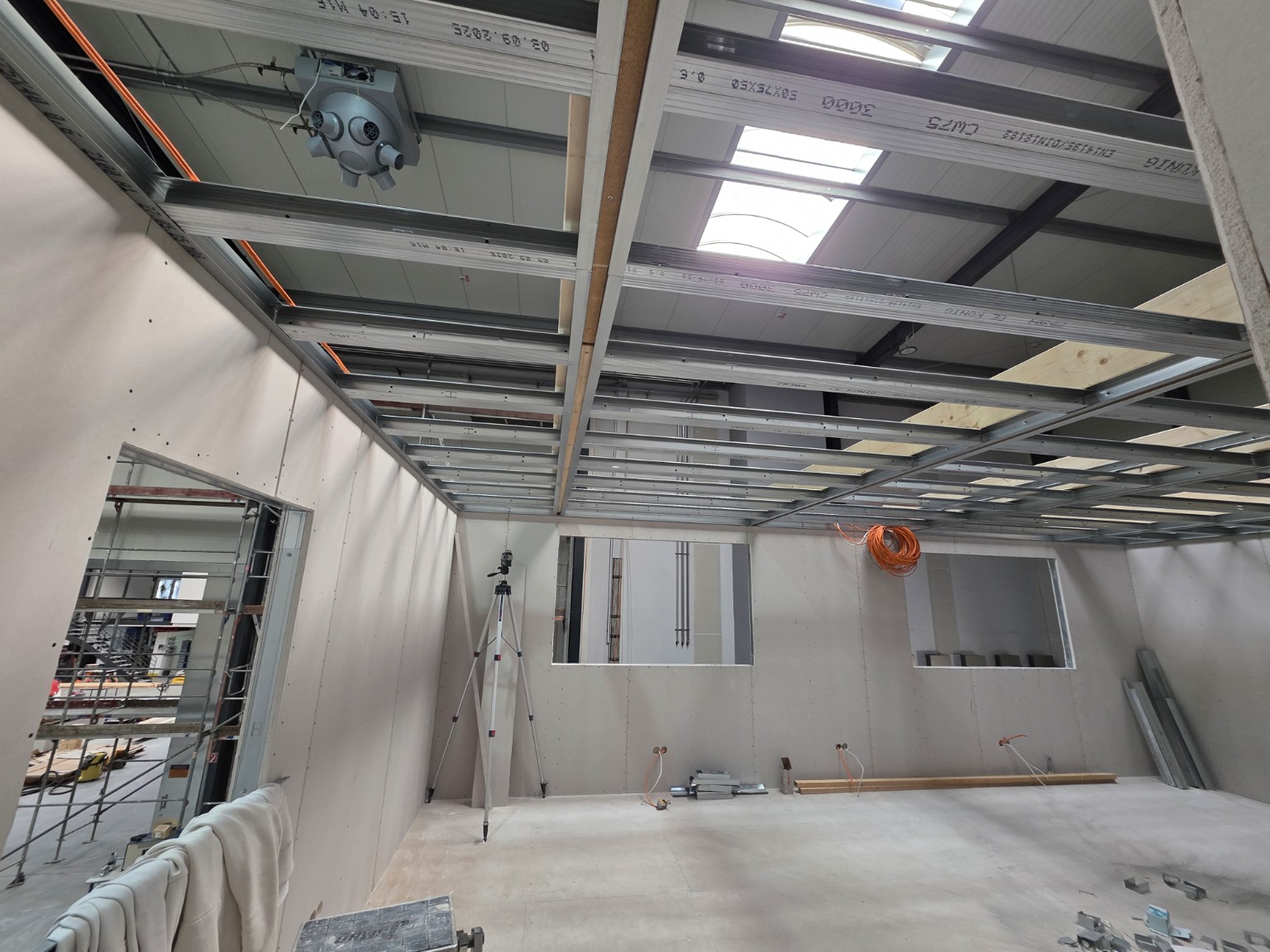 Metallunterkonstruktion für eine abgehängte Decke im ausgebauten Hallenraum
