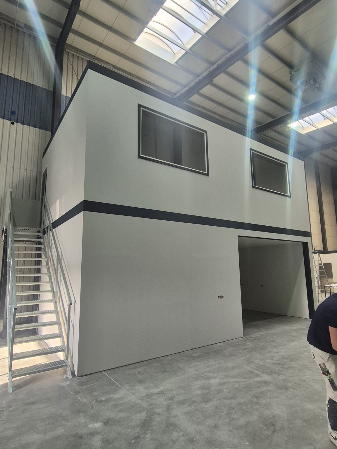 Ausgebauter Raum auf der Stahlplattform mit Treppe und Fenster