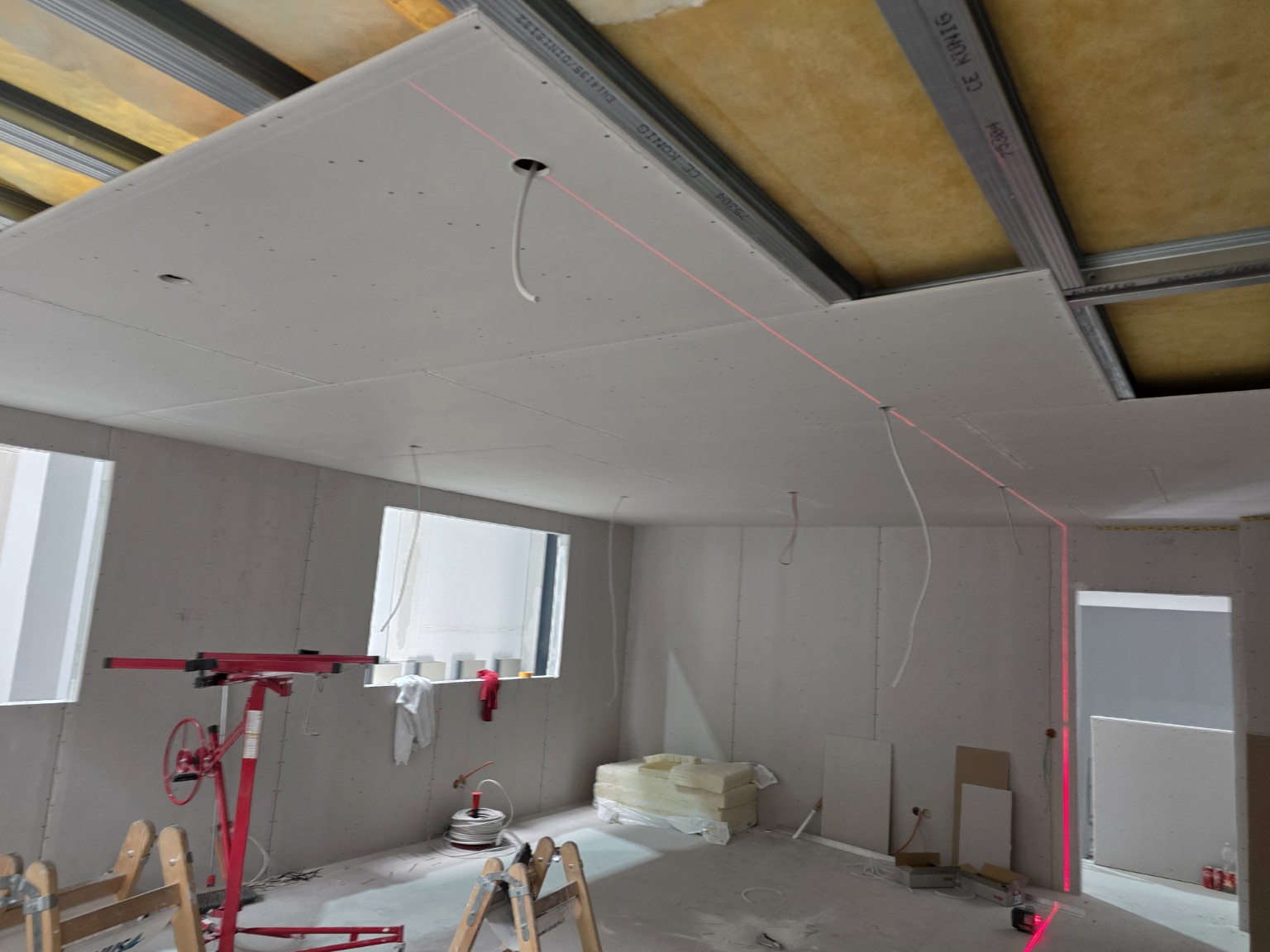 Gipskartonplatten an der Decke während der Montage