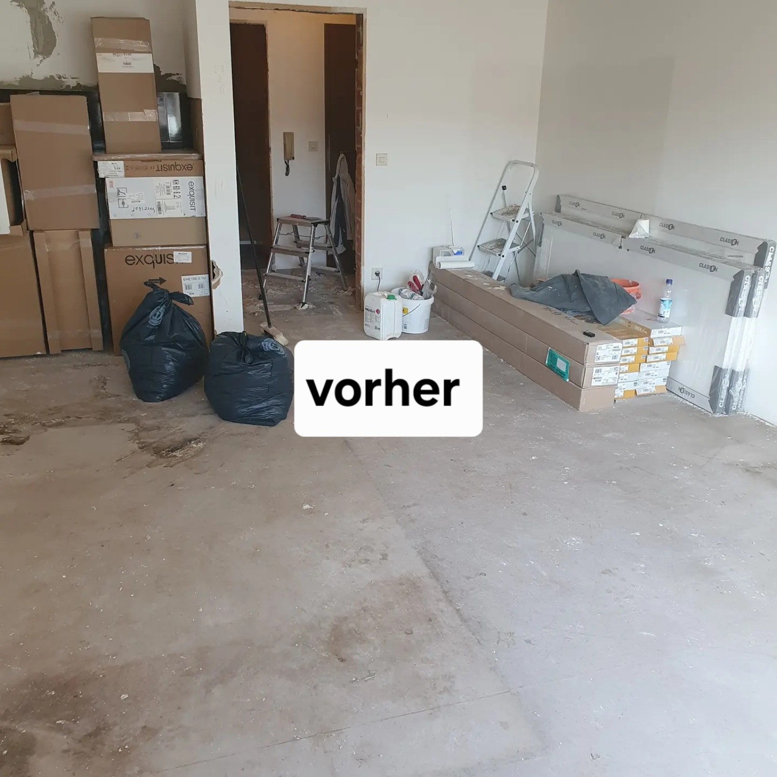 Wohnbereich vor der Renovierung mit unfertigem Boden