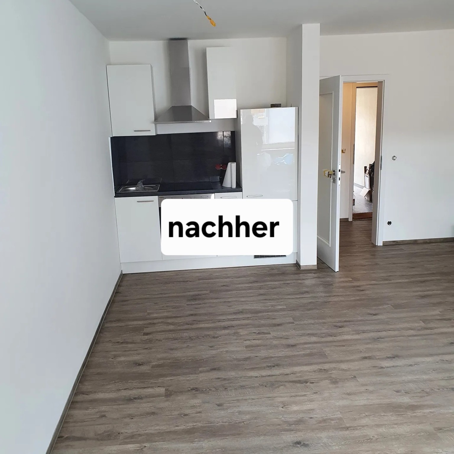Wohnbereich nach der Renovierung mit neuem Boden