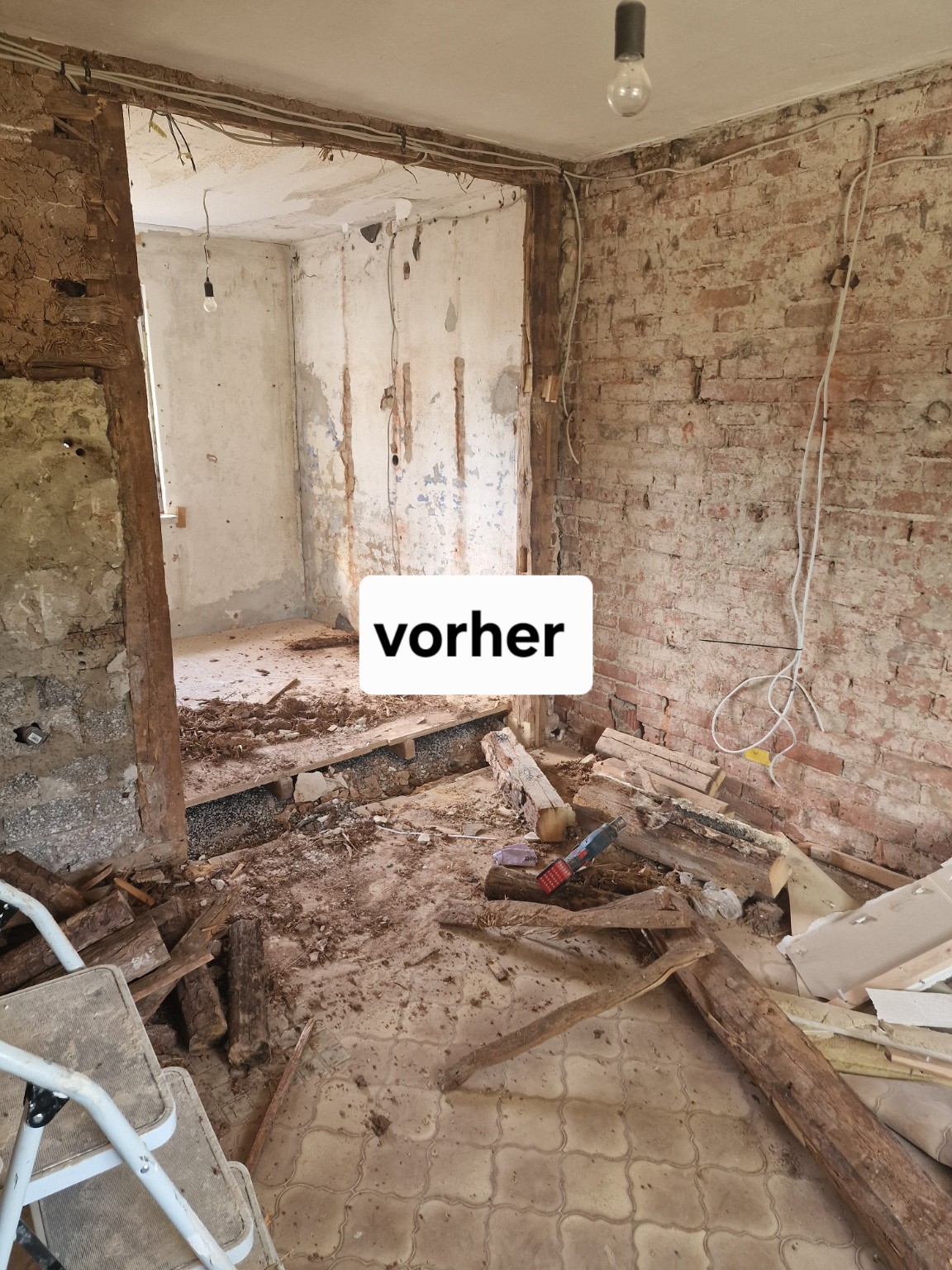 Zweiter Blick in den entkernten Raum vor der Renovierung