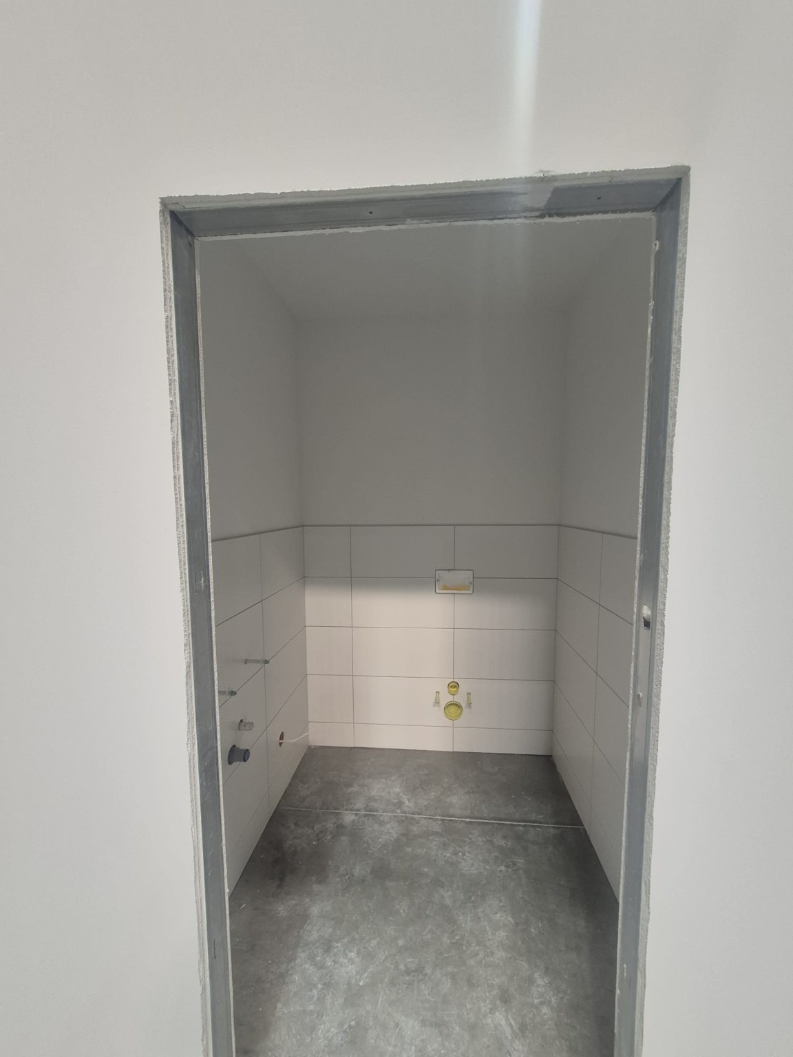 Blick durch die Tür in den Sanitärraum