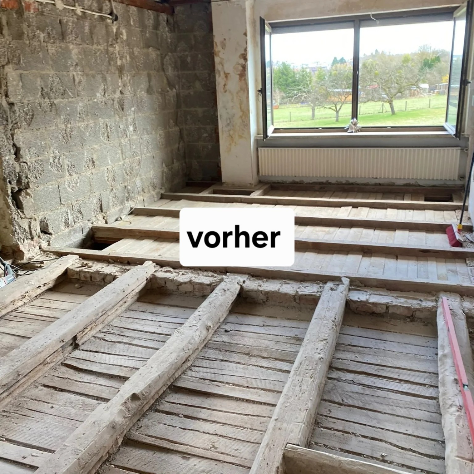 Freigelegter Holzboden vor dem Neuaufbau