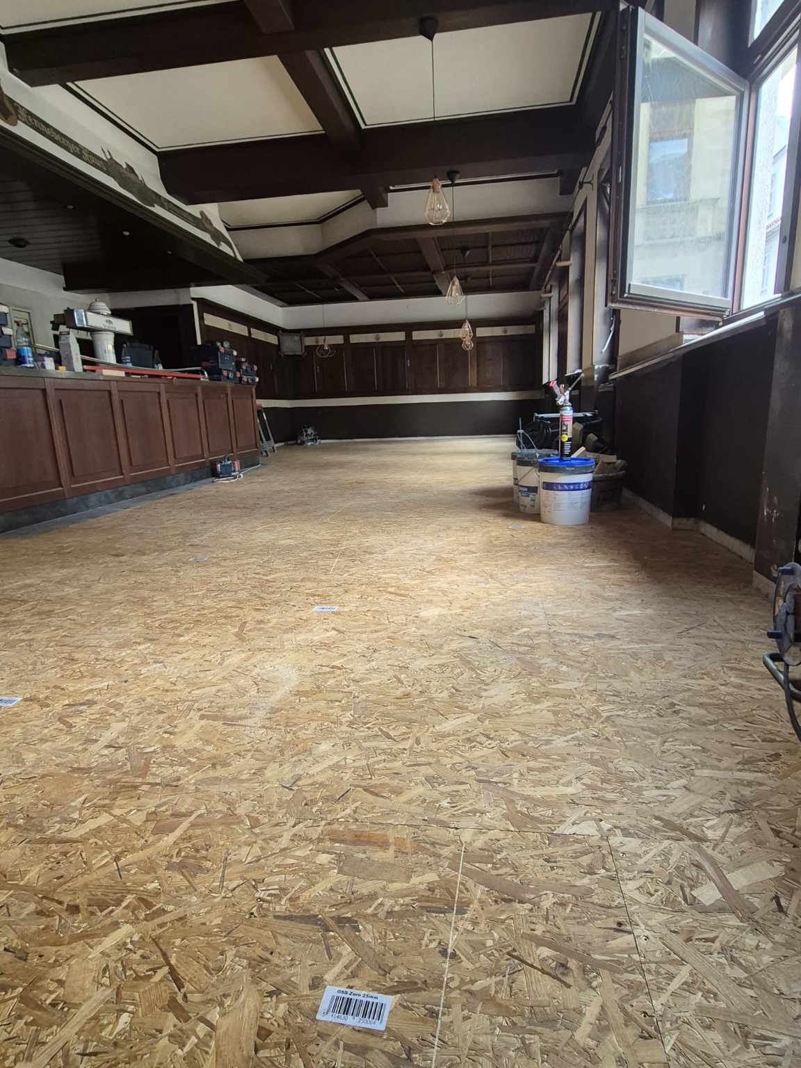 Großer Raum mit verlegten OSB-Platten