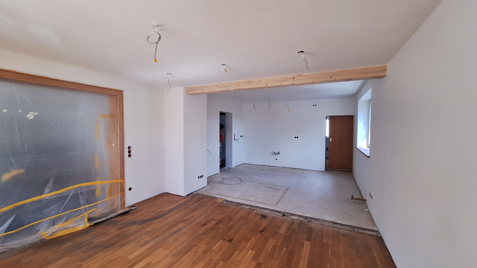 Innenraum mit neuen weißen Wänden und Decke