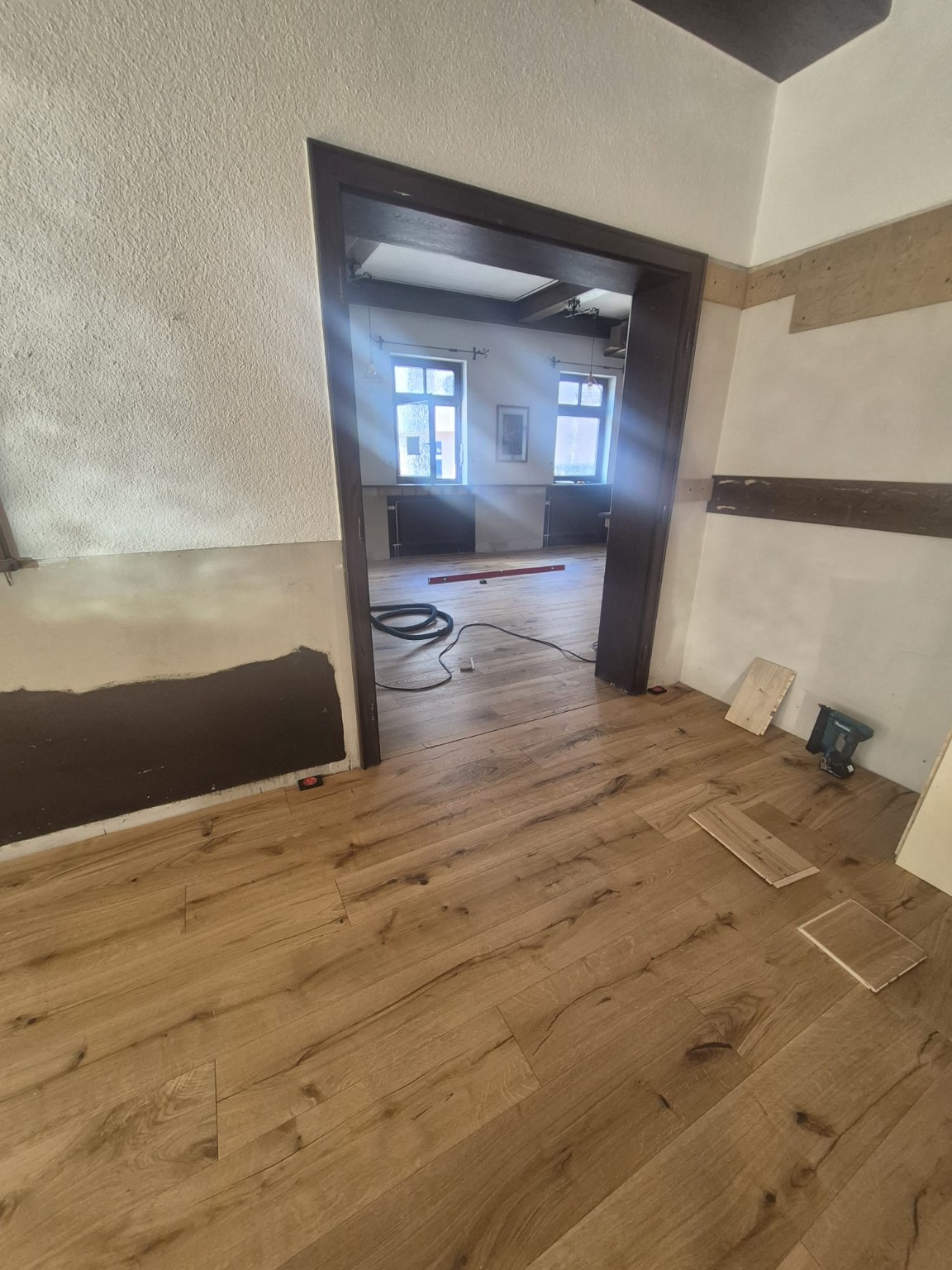 Blick in den Nebenraum mit neuem Holzboden