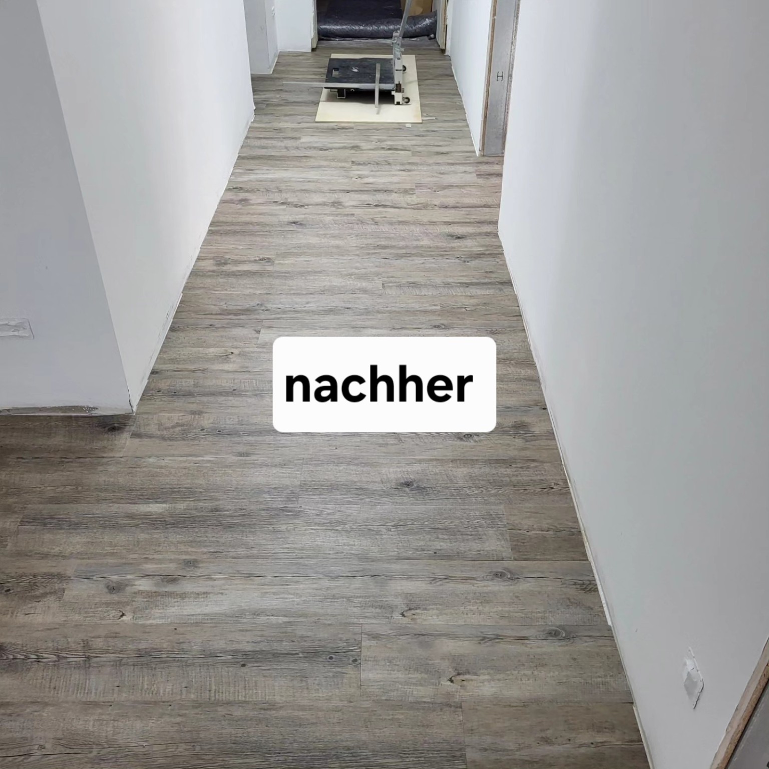 Flur mit neu verlegtem Bodenbelag