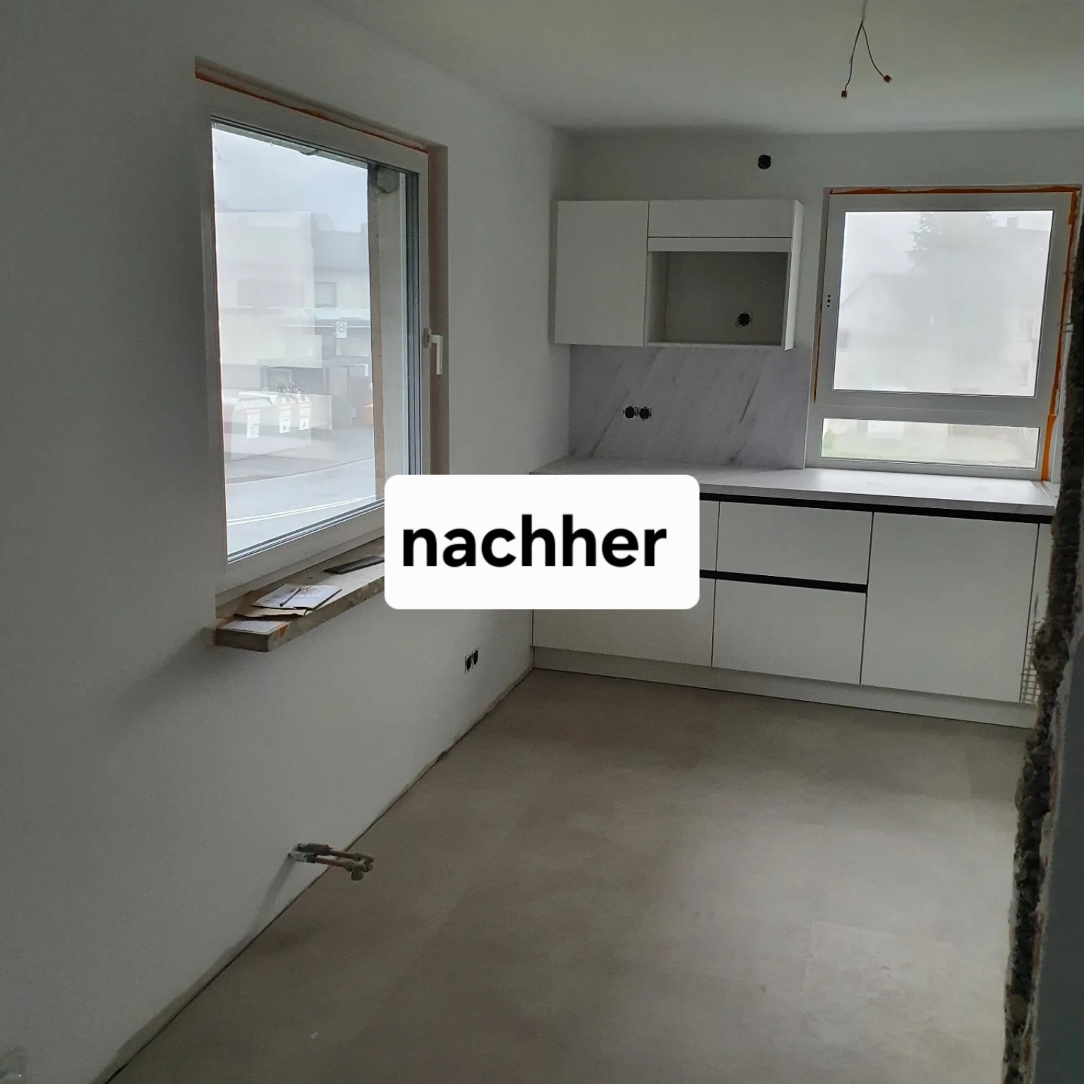 Küchenbereich mit renovierten Wänden und eingebauter Küche